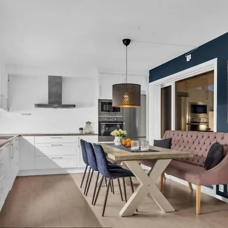 Apartment Large With 4 Bedrooms, Free Parking, 400m From Trainstaion Lillestrom