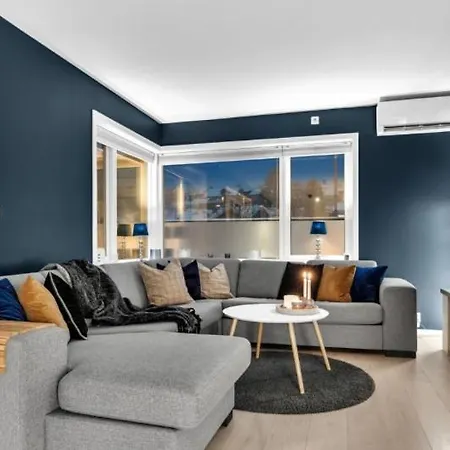 Large With 4 Bedrooms, Free Parking, 400m From Trainstaion