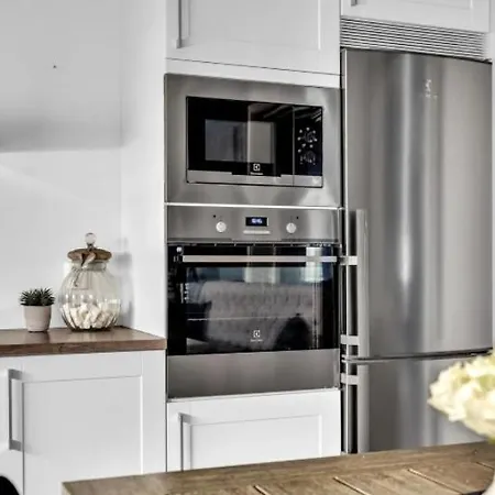 Large With 4 Bedrooms, Free Parking, 400m From Trainstaion Apartment