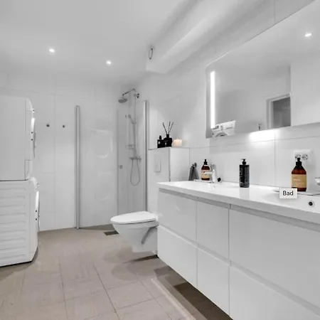 Apartment Large With 4 Bedrooms, Free Parking, 400m From Trainstaion