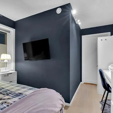 Large With 4 Bedrooms, Free Parking, 400m From Trainstaion
