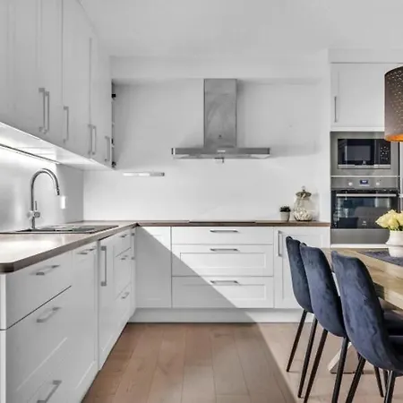 Large With 4 Bedrooms, Free Parking, 400m From Trainstaion *