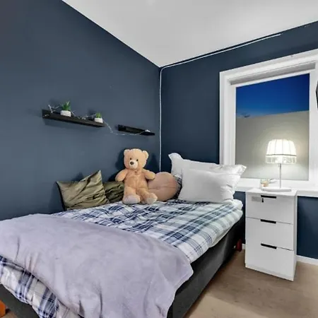 Large With 4 Bedrooms, Free Parking, 400m From Trainstaion Apartment *