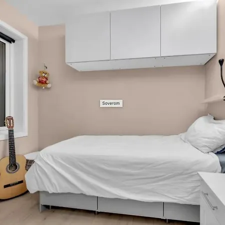 Large With 4 Bedrooms, Free Parking, 400m From Trainstaion *