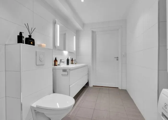 Large With 4 Bedrooms, Free Parking, 400m From Trainstaion Lägenhet