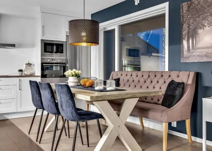 Large With 4 Bedrooms, Free Parking, 400m From Trainstaion *