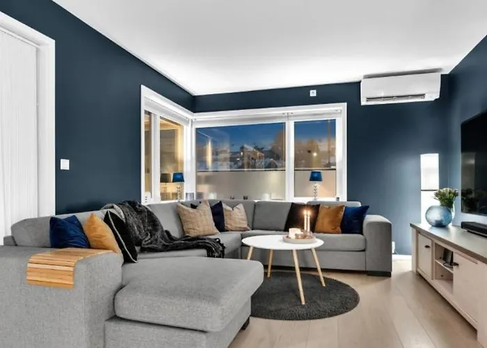 Large With 4 Bedrooms, Free Parking, 400m From Trainstaion
