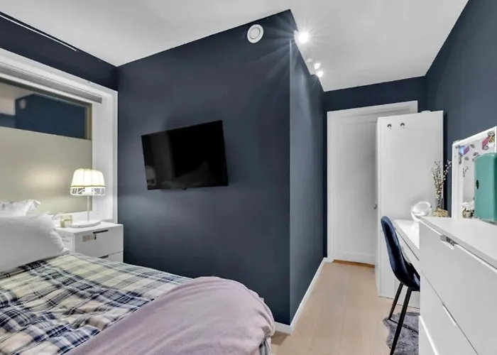 Large With 4 Bedrooms, Free Parking, 400m From Trainstaion