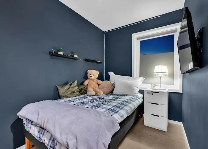 Large With 4 Bedrooms, Free Parking, 400m From Trainstaion Lägenhet *
