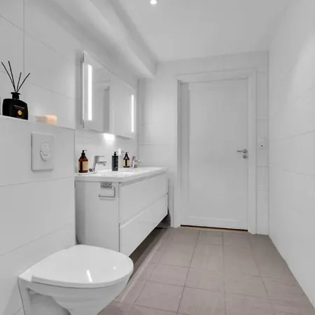 Large With 4 Bedrooms, Free Parking, 400m From Trainstaion Apartamento